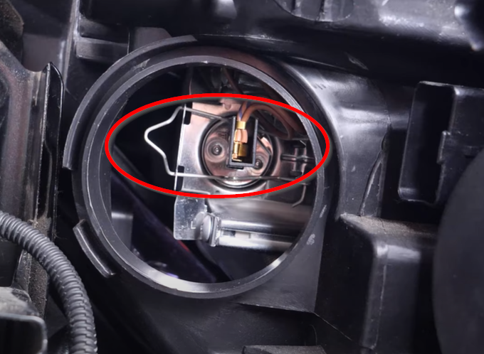 Comment changer une ampoule de feu de route sur Renault Clio 4 ?