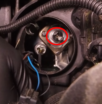 Comment changer une ampoule de feu de route sur Renault Clio 3 ?