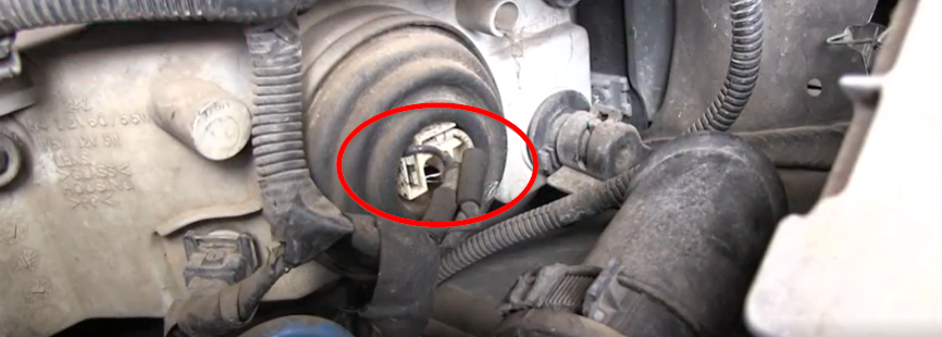 Comment changer une ampoule de feu de route sur Fiat Punto 1 ?