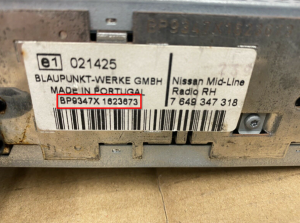 Comment trouver le numéro de série sur une autoradio Nissan