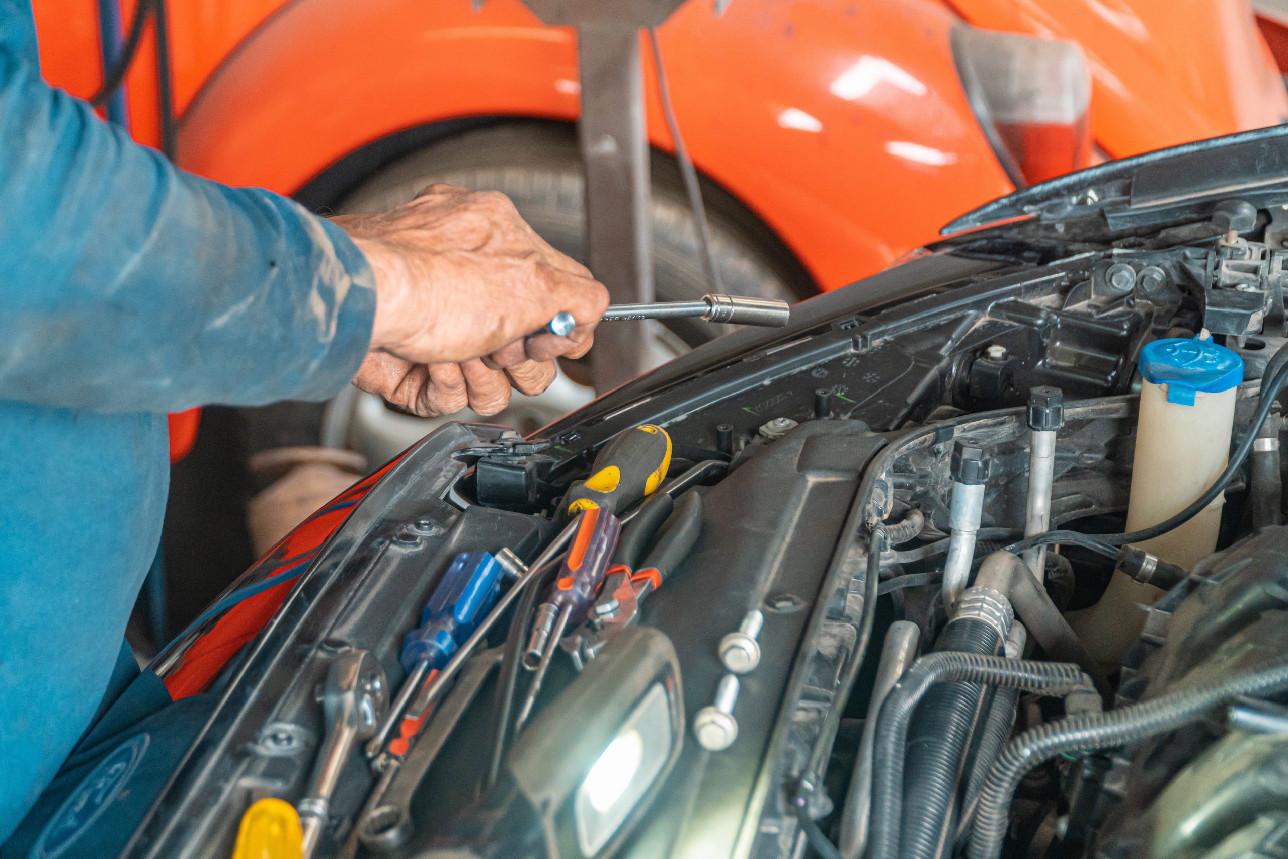 Il est essentiel d'avoir les bons outils dans votre trousse à outils de votre voiture. Voici une liste des indispensables à avoir.