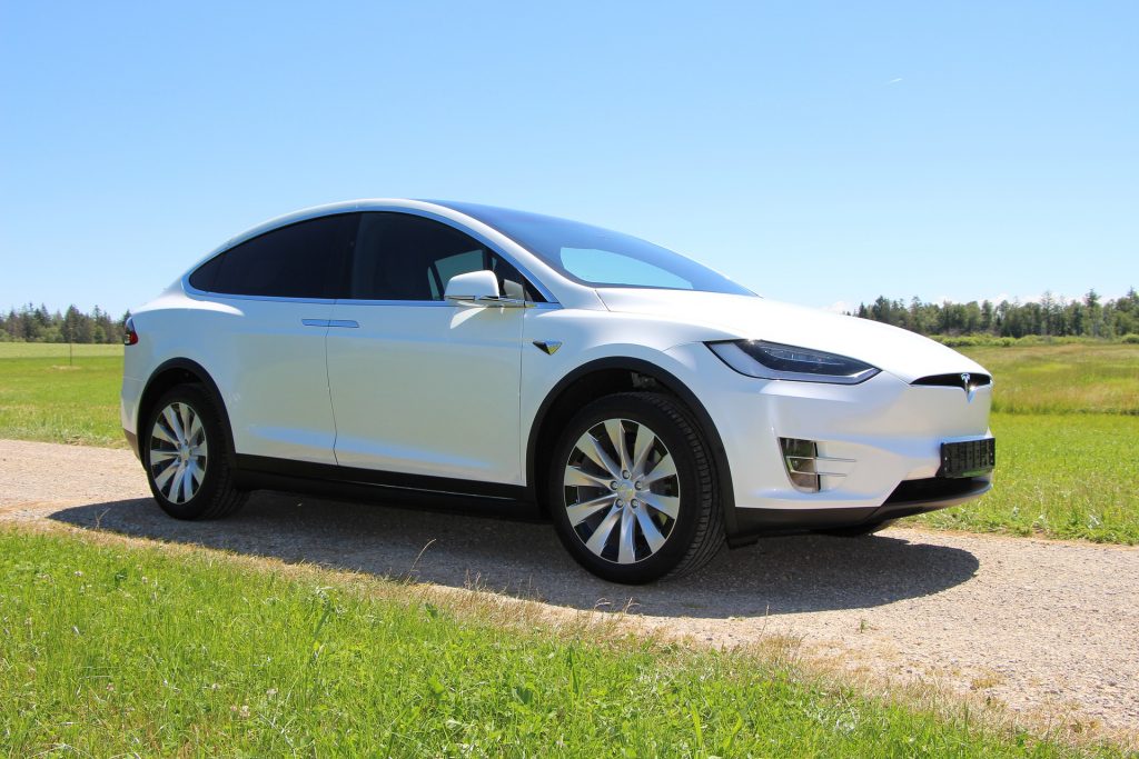 Tesla voiture spacieuse
