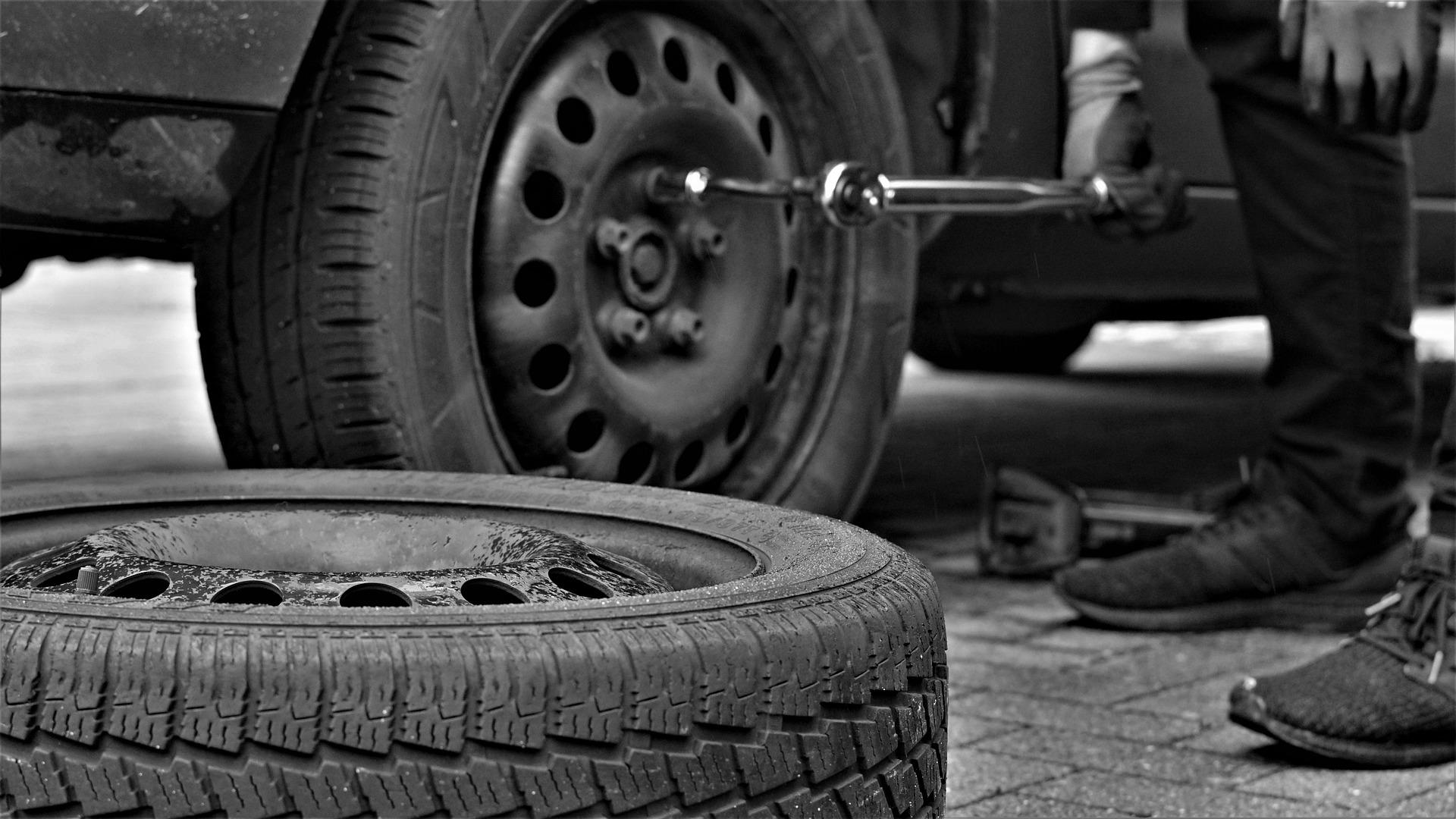 Une vis cassée dans votre véhicule peut être très dangereuse, surtout si elle se coince dans vos pneus. PackAuto vous explique comment réagir.